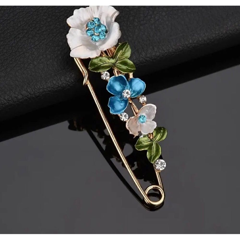 🩵 NEW stunning brooch/pin with hand painted flowers & crystals 🩵